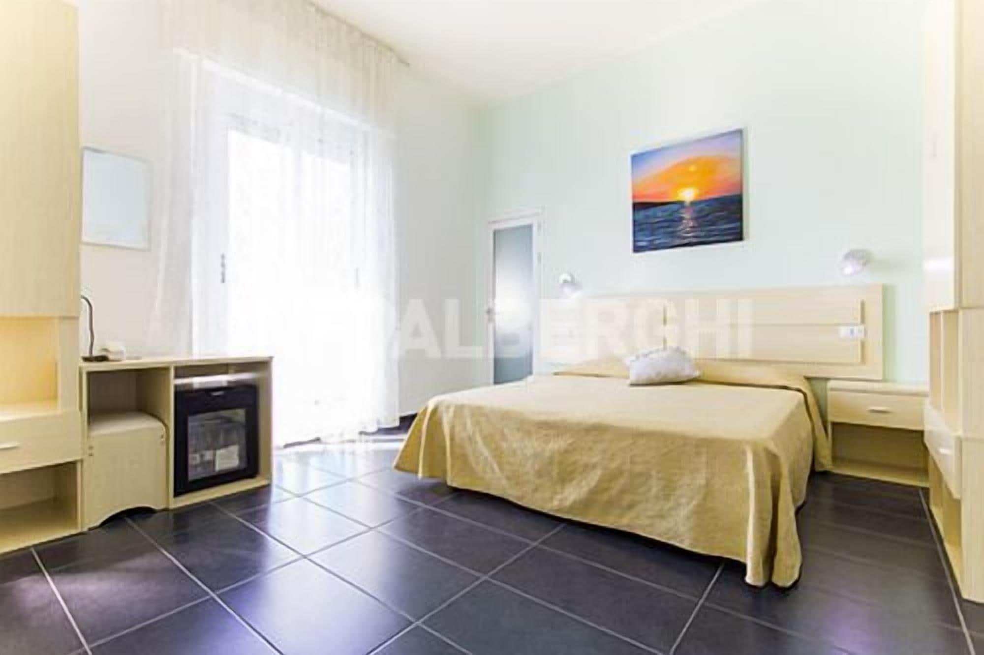 רימיני Hotel Spiaggia Marconi מראה חיצוני תמונה