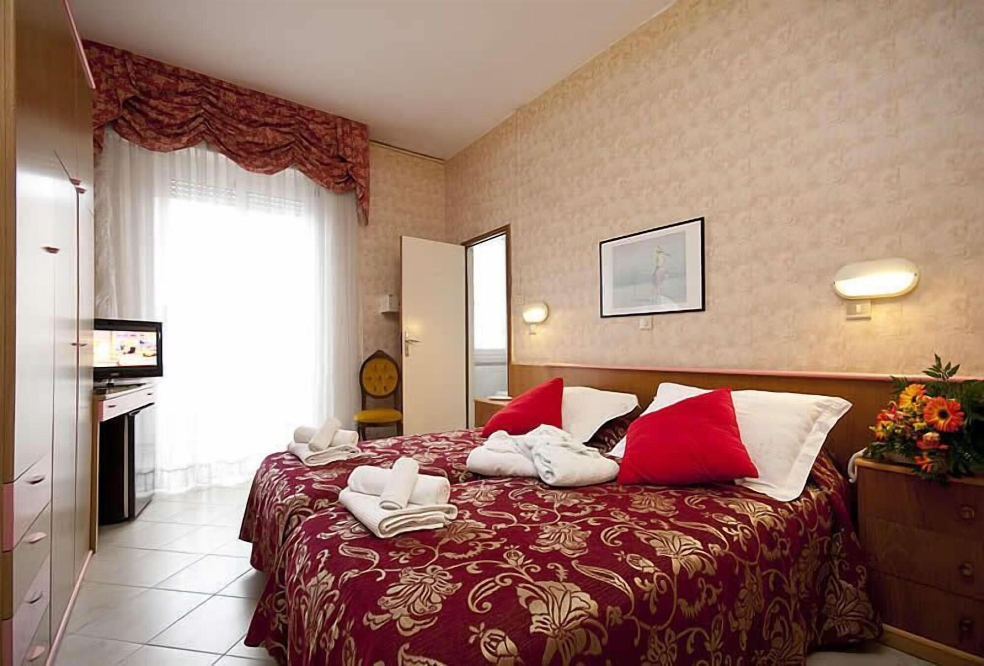 רימיני Hotel Spiaggia Marconi מראה חיצוני תמונה