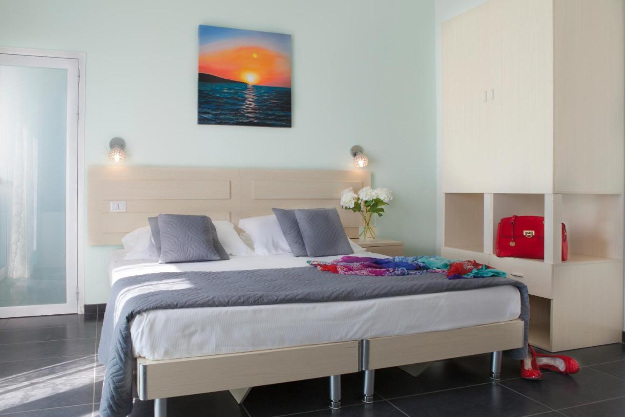 רימיני Hotel Spiaggia Marconi מראה חיצוני תמונה