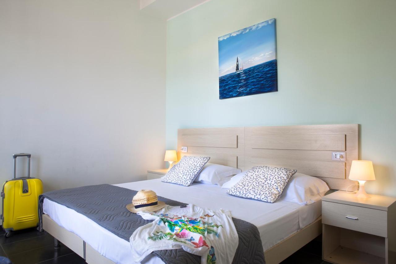 רימיני Hotel Spiaggia Marconi מראה חיצוני תמונה