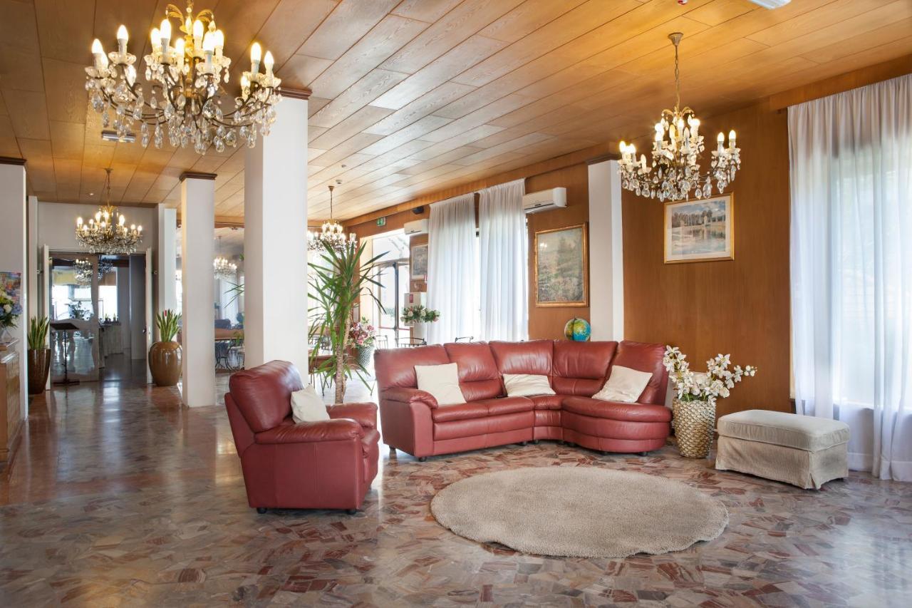 רימיני Hotel Spiaggia Marconi מראה חיצוני תמונה