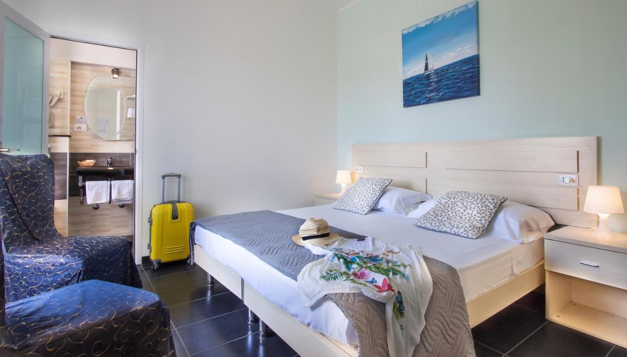 רימיני Hotel Spiaggia Marconi מראה חיצוני תמונה