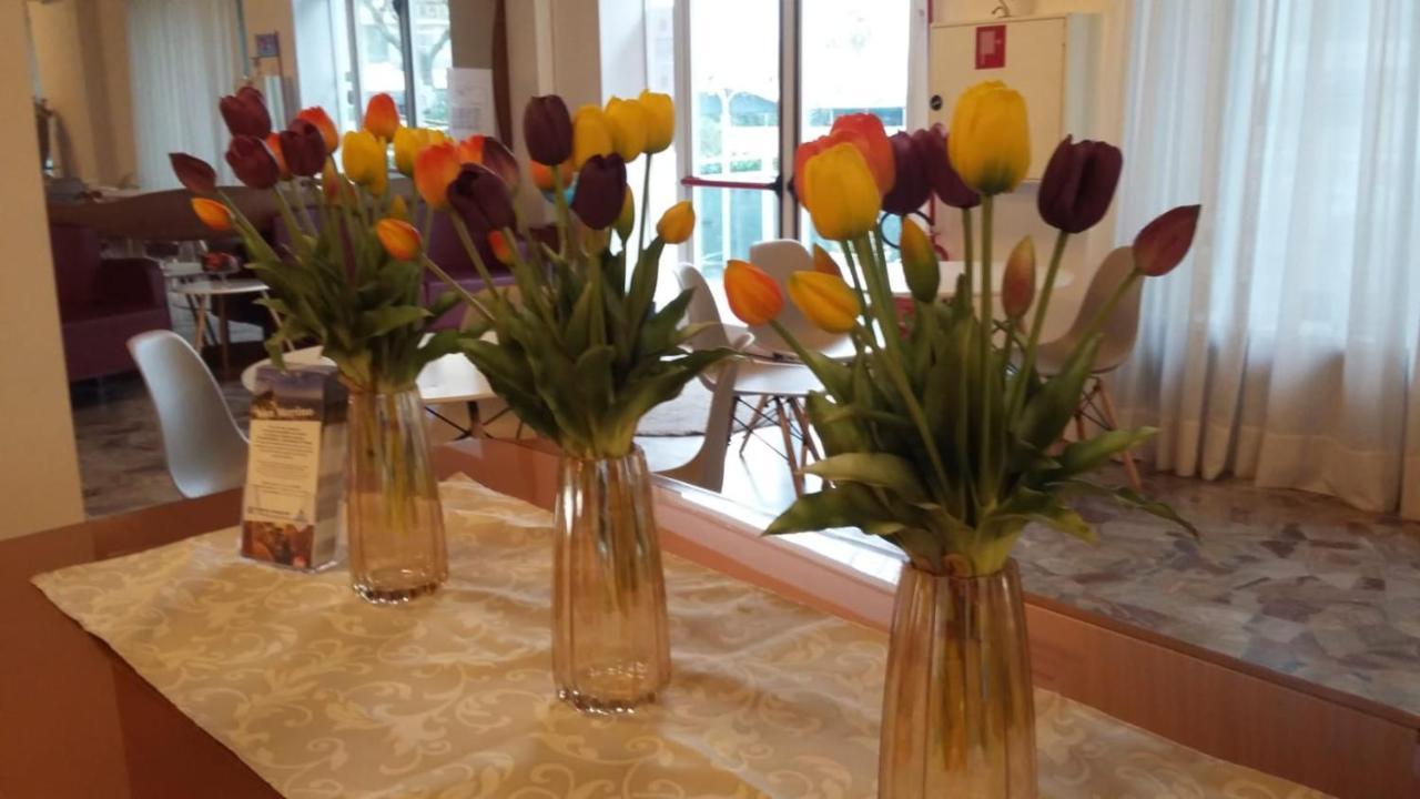 רימיני Hotel Spiaggia Marconi מראה חיצוני תמונה