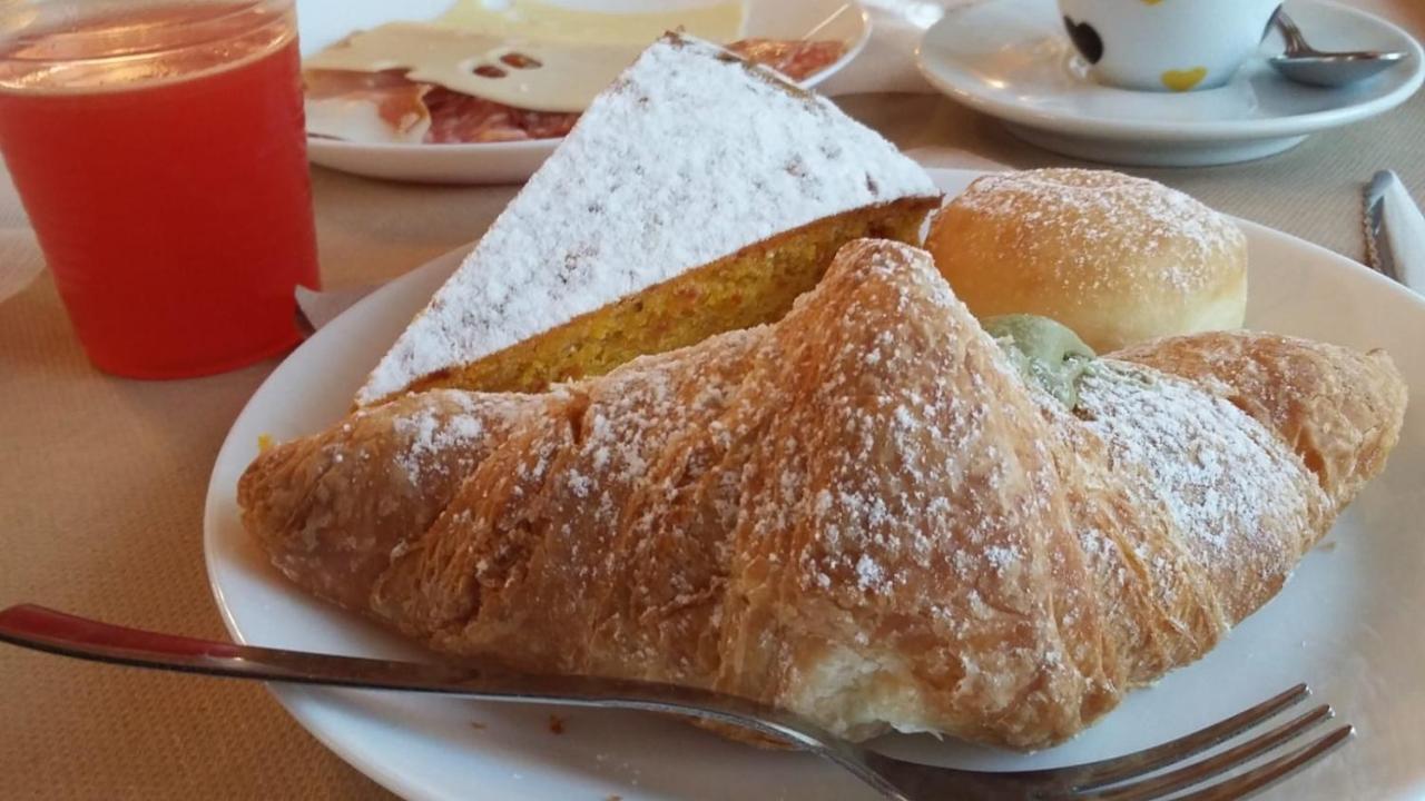 רימיני Hotel Spiaggia Marconi מראה חיצוני תמונה