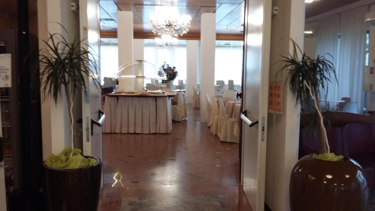 רימיני Hotel Spiaggia Marconi מראה חיצוני תמונה