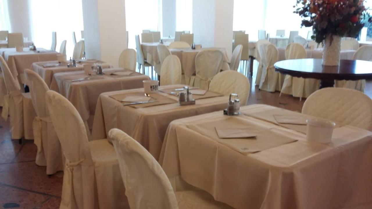 רימיני Hotel Spiaggia Marconi מראה חיצוני תמונה
