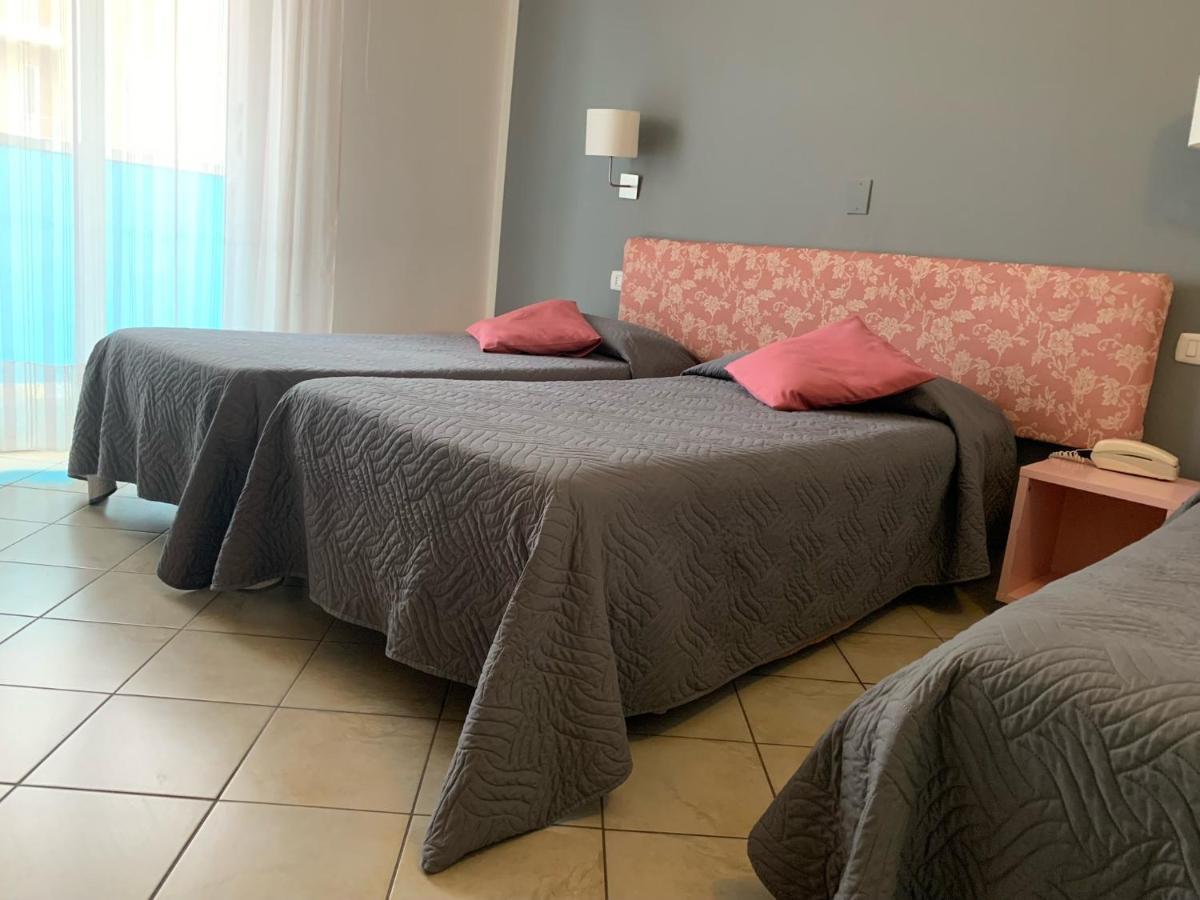 רימיני Hotel Spiaggia Marconi מראה חיצוני תמונה