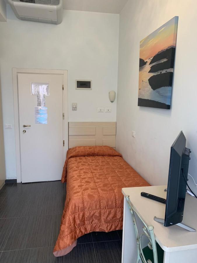 רימיני Hotel Spiaggia Marconi מראה חיצוני תמונה