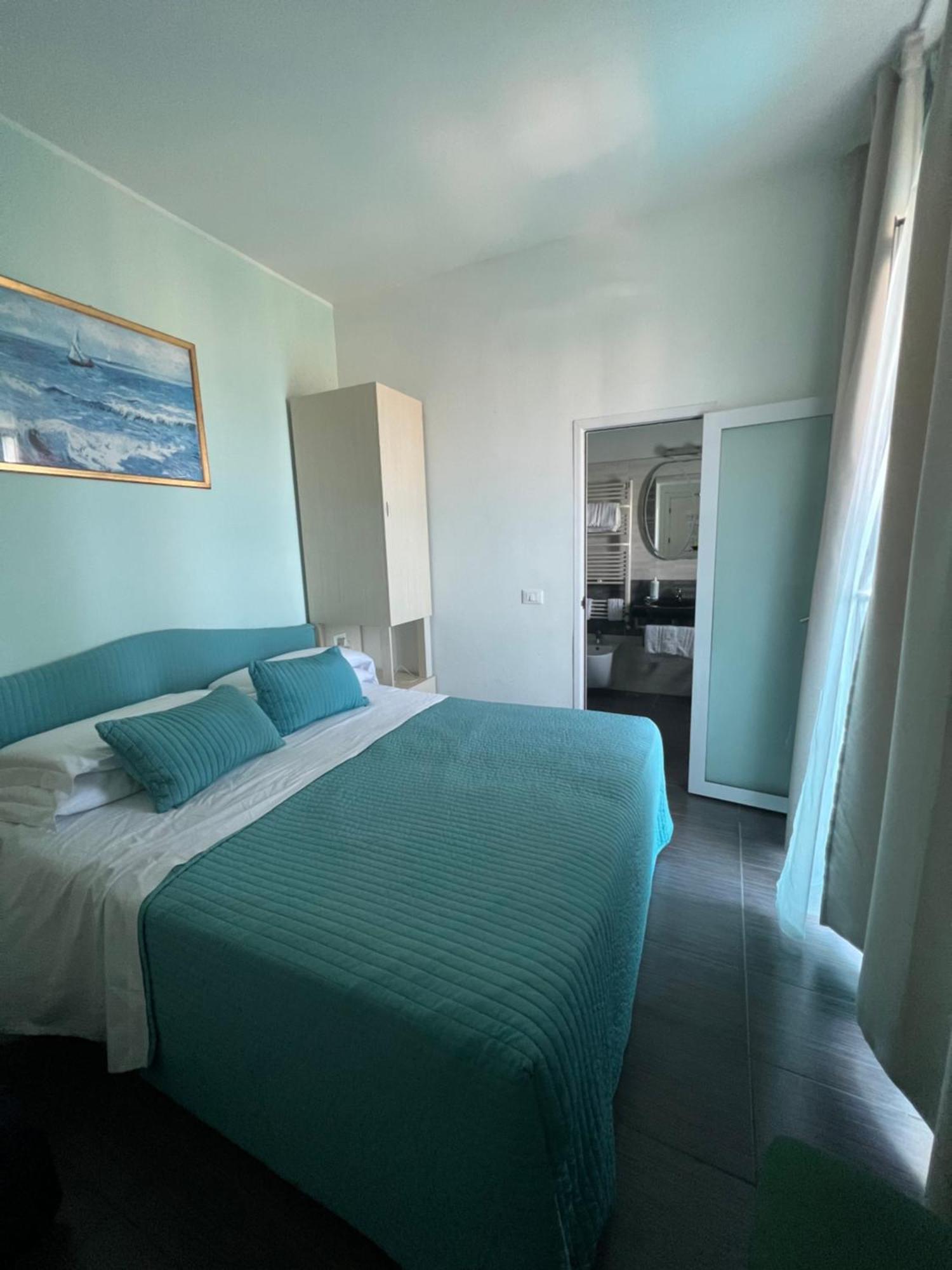 רימיני Hotel Spiaggia Marconi מראה חיצוני תמונה